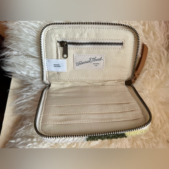 New Overnight Bag with Matching Wallet and Card Sleeve. - Picture 5 of 8